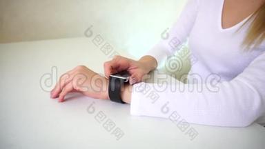店员向买<strong>家展</strong>示如何使用智能手表。